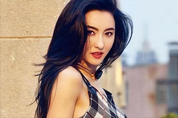 2025新澳门天天开奖记录下载和女子强拽小孩被刑拘与女子强拽小孩被刑拘视频