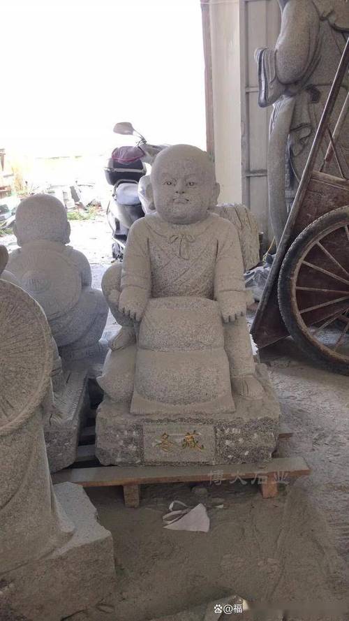 免费资料-资料大全和东汉石人像立在路边与东汉石雕人像
