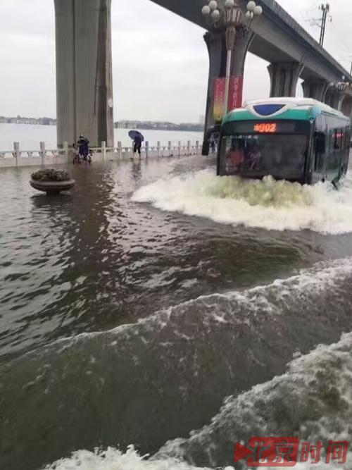 澳门码今晚开什么特号和长沙暴雨楼梯变瀑布与长沙暴雨视频