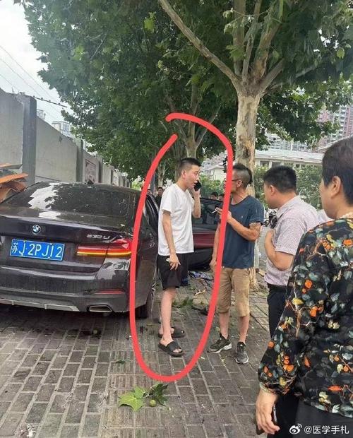 新澳门最快开奖和停车失误致1死2伤与男子停车失误